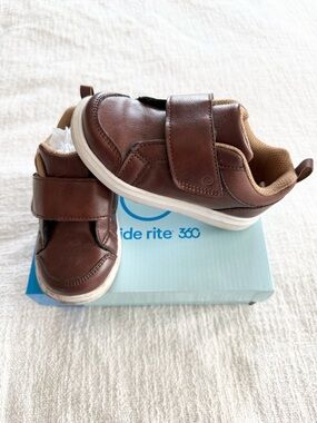 Stride Rite Size Toddler 8 Brown Leather Sneakers